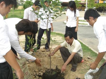 students planting tree for school enviroment